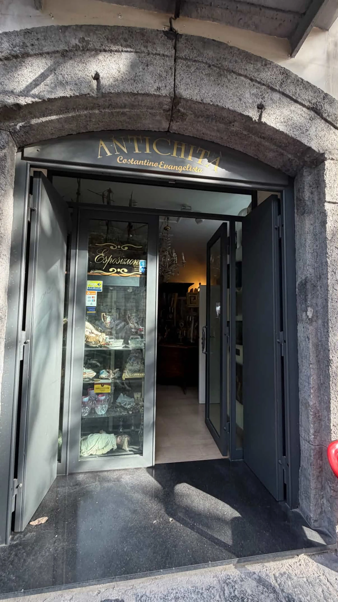 Vetrina di Antichità Costantino Evangelista in Via Foria 220 a Napoli